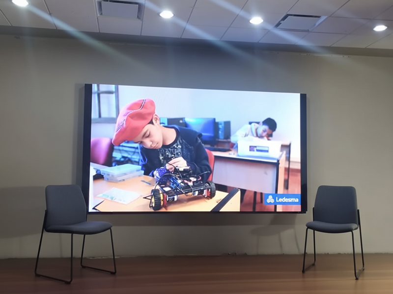 empresas_0000_agregar-dos-sillas-a-cada-lado-de-la-pantalla